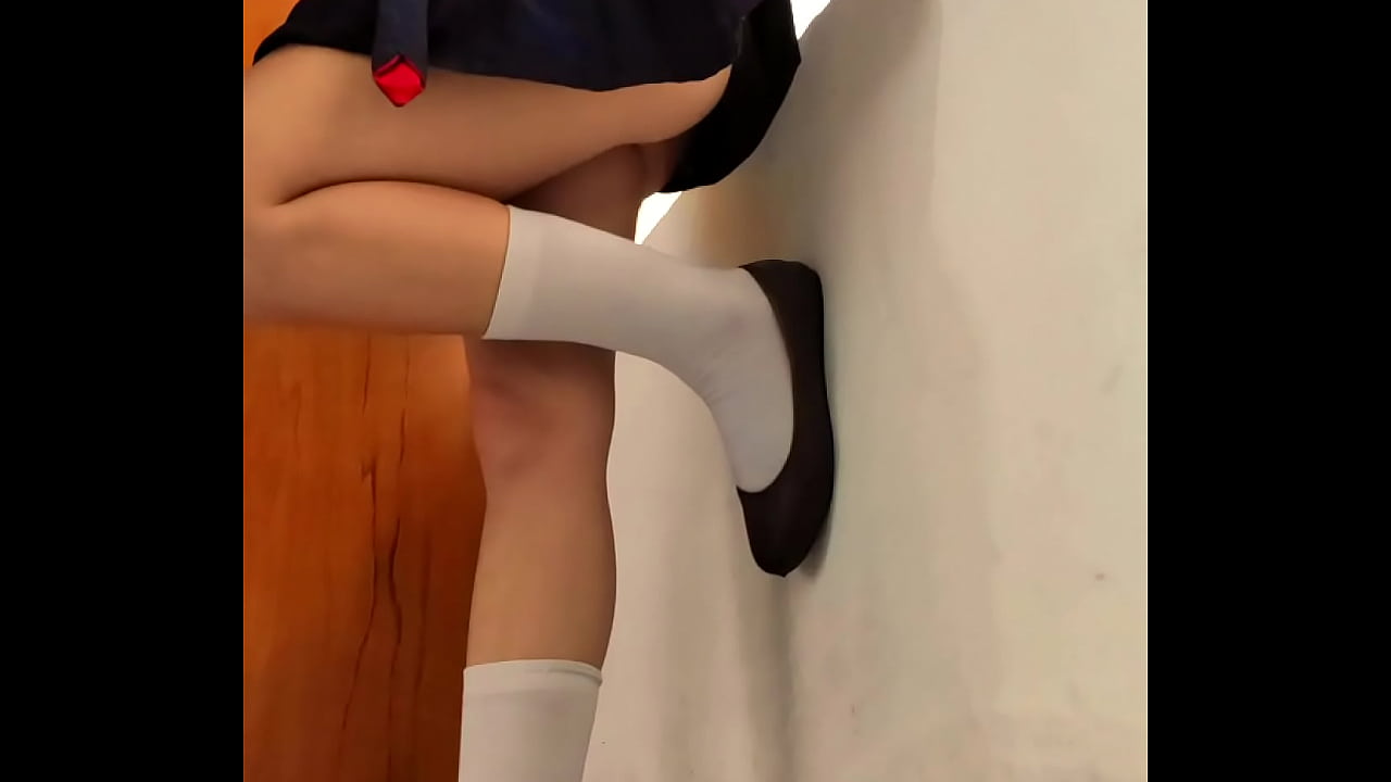 Schoolgirl óg fucked agus cum ina seasamh ag an fhuinneog i seomra ranga folamh