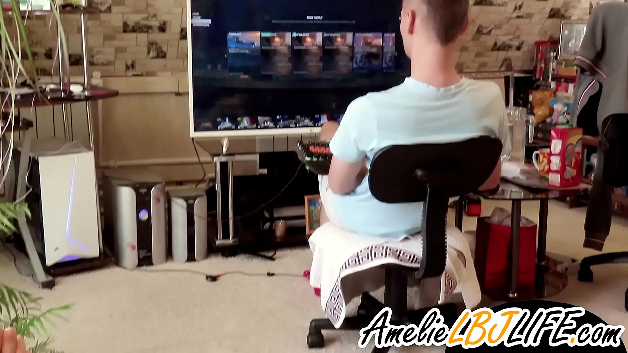 Masturbates cailín le bréagán gnéis do bhuachaill chun cluichí ríomhaire a imirt