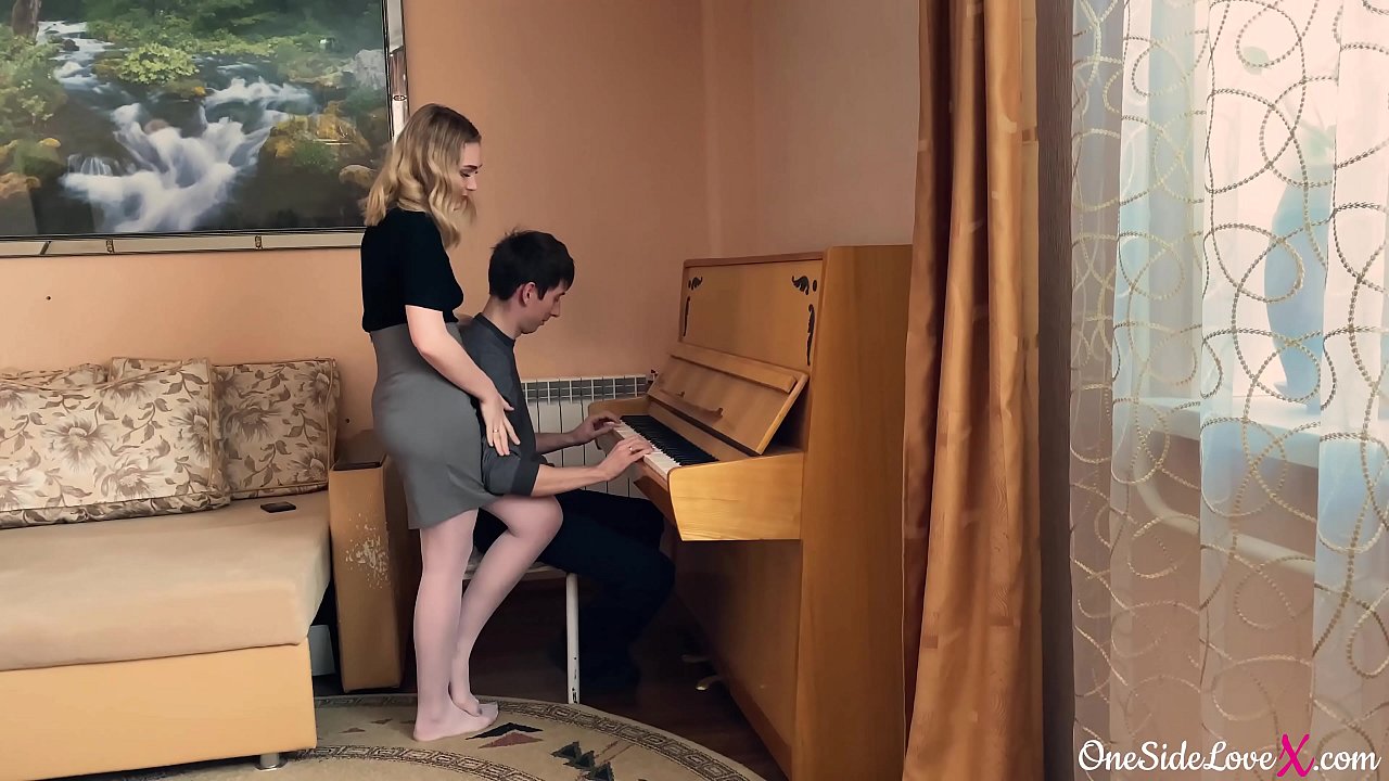 Múinteoir pianó sucked a mac léinn Dick domhain agus fucked air.