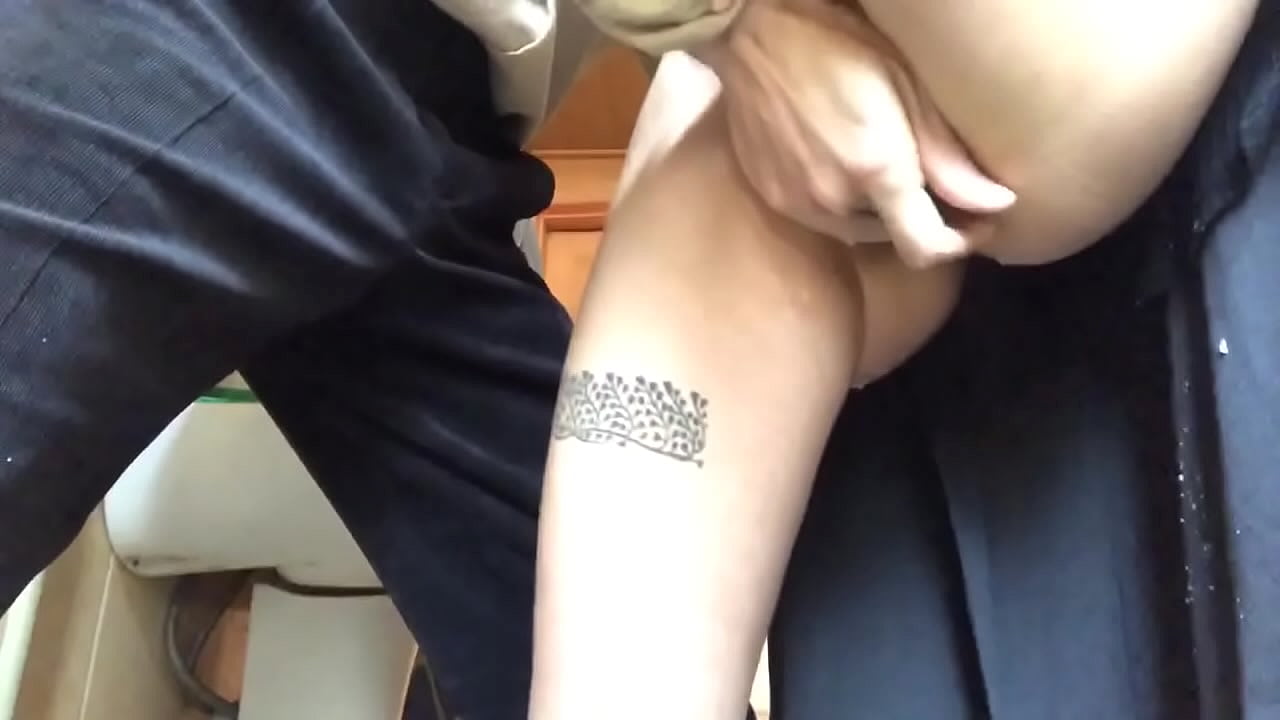 Squirt i seomra folctha na scoile, orgasm fíor-frothy - rinne mo mhúinteoir a dhícheall