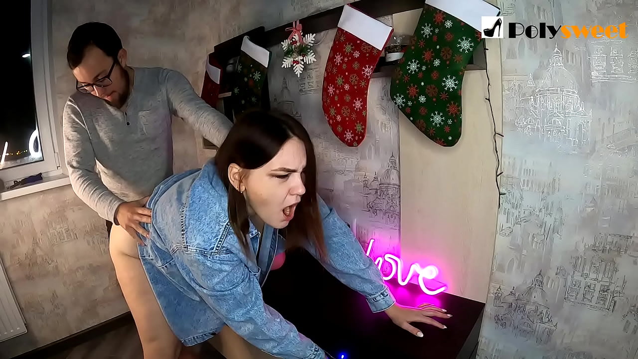 An Guy taitneamh as fucking cailín deas le ponytail sa asal lena bhéal agus Dick