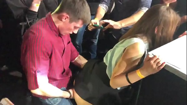 Gnéas fíor i club oíche na rúise. Cailín na Rúise 18-bliain d'aois san anas agus faighne fucked i club oíche